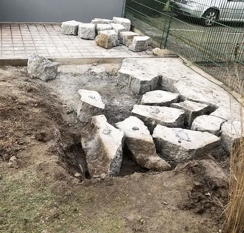Betonamit hat ein Betonfundament gebrochen
