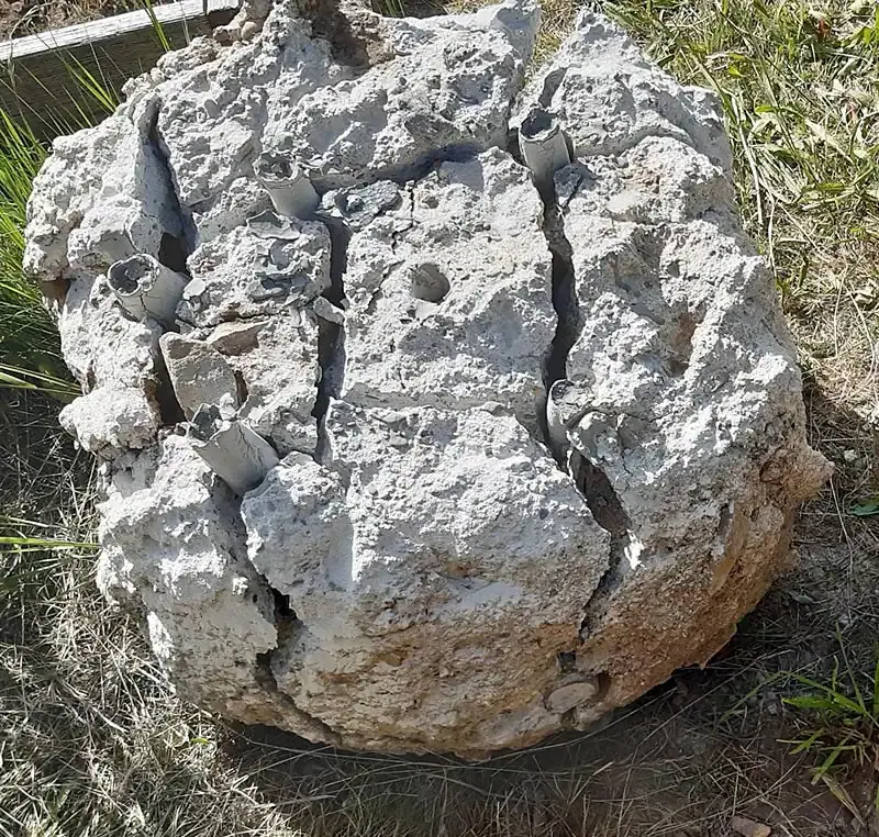 Betonglotz im Garten mit Betonamit zerkleinert