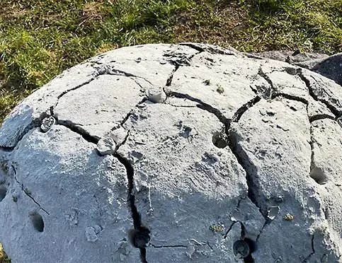 Stein im Garten zerlegen mit Betonamit