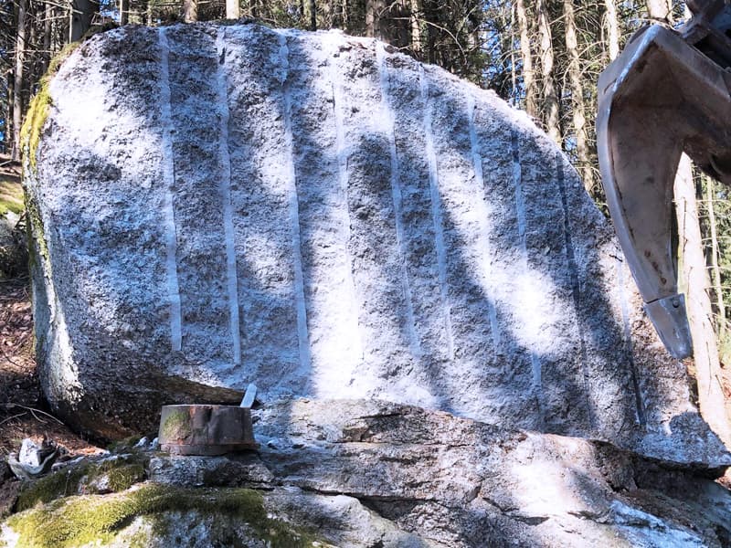 Steine im Wald zerkleinern