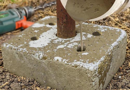 Betonamit in die Bohrlöcher füllen