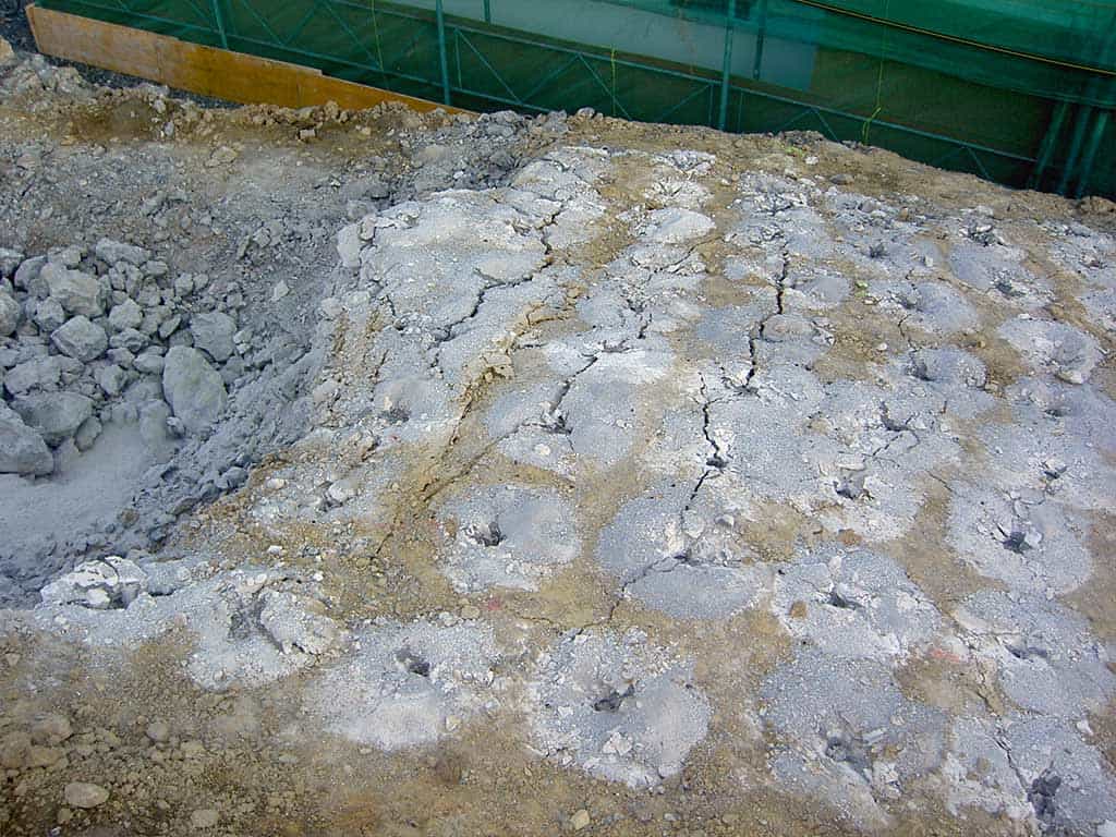 Projection rock excavation with concrete