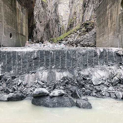 großes Betonfundament sprengen